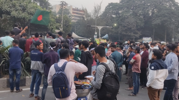 অবরোধের পাঁচ ঘণ্টা পর আলোচনার পরামর্শ পুলিশের, রাজি নয় শিক্ষার্থীরা