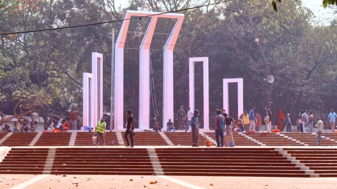 রং-তুলির ছোঁয়ায় প্রস্তুতির শেষ পর্যায়ে শহীদ মিনার প্রাঙ্গণ