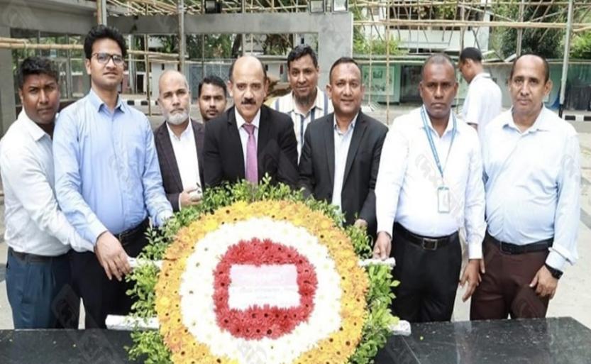 টুঙ্গীপাড়ায় বঙ্গবন্ধু শেখ মুজিবের সমাধিতে পুষ্পস্তবক অর্পন করছেন ড. এটিএম তারিকুজ্জামান