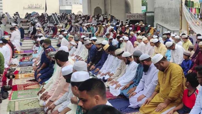 বায়তুল মোকাররমে ঈদের প্রথম জামাত অনুষ্ঠিত