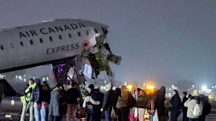 নিউইয়র্কে বিমানবন্দরের রানওয়েতে প্লেন ও গাড়ির সংঘর্ষ