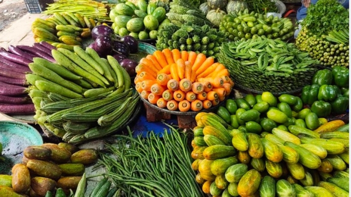 সবজির বাজারে ফিরতে শুরু করেছে স্বস্তি