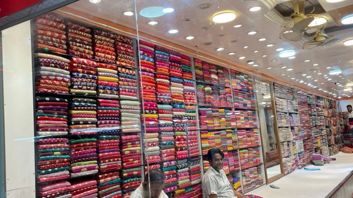 মিরপুরের বেনারসি পল্লী: ক্রেতাশূন্য অধিকাংশ দোকান, লোকসানে ৩০ ভাগ ব্যবসায়ী