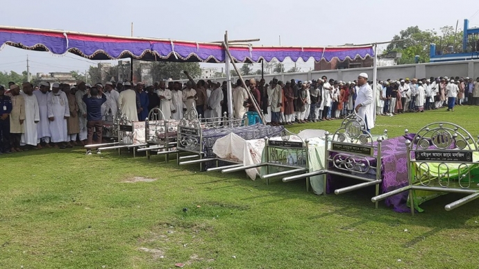 মোংলায় পাশাপাশি কবরে ৯ জনের দাফন সম্পন্ন