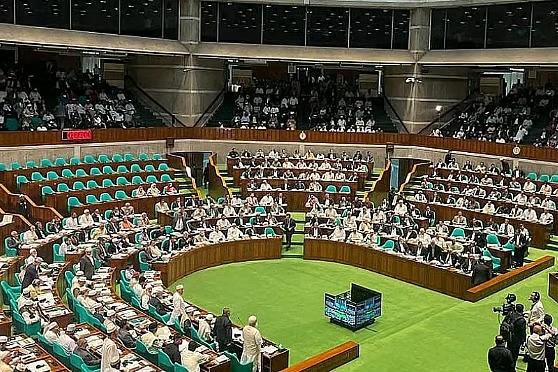 সংসদে উত্তপ্ত ফ্লোর: গণভোট ও সংবিধান সংস্কার ইস্যুতে বিতর্ক তুঙ্গে