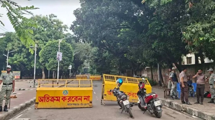 ধানমন্ডিতে কঠোর অবস্থানে আইনশৃঙ্খলা বাহিনী