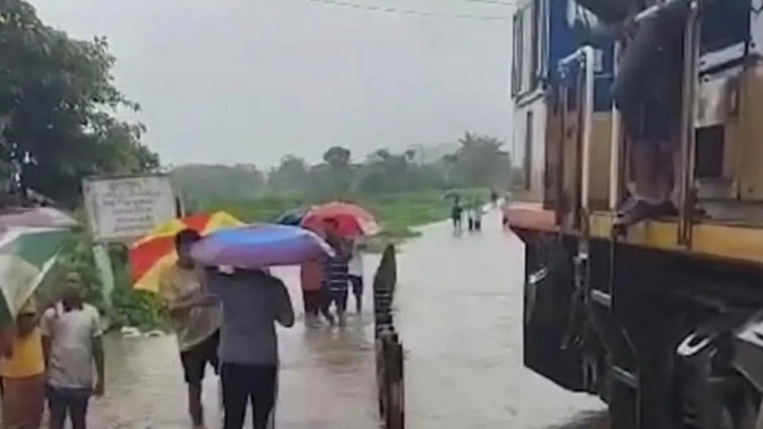 চট্টগ্রাম-কক্সবাজার রুটে ট্রেন চলাচল বন্ধ