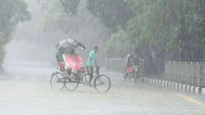 ভারী বৃষ্টিতে ঢাকা-চট্টগ্রামে জলাবদ্ধতা: ভূমিধসের শঙ্কা