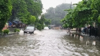 ২৪ ঘণ্টায়ও কমেনি নিউমার্কেট সড়কের পানি