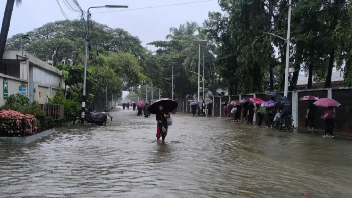 টানা বৃষ্টিতে চট্টগ্রাম নগরজুড়ে জলাবদ্ধতা