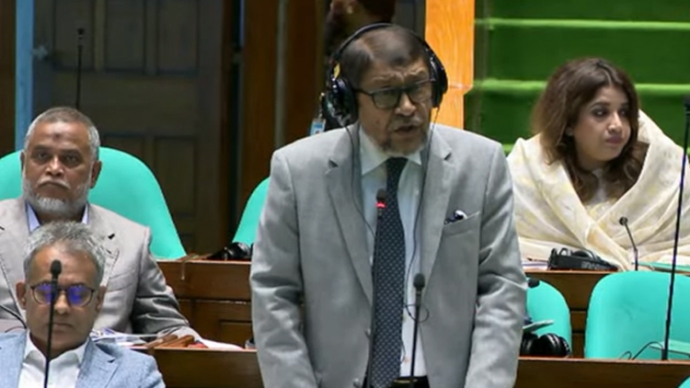 ডেঙ্গু মোকাবিলায় মশারি টানিয়ে ঘুমানোর পরামর্শ স্বাস্থ্যমন্ত্রীর