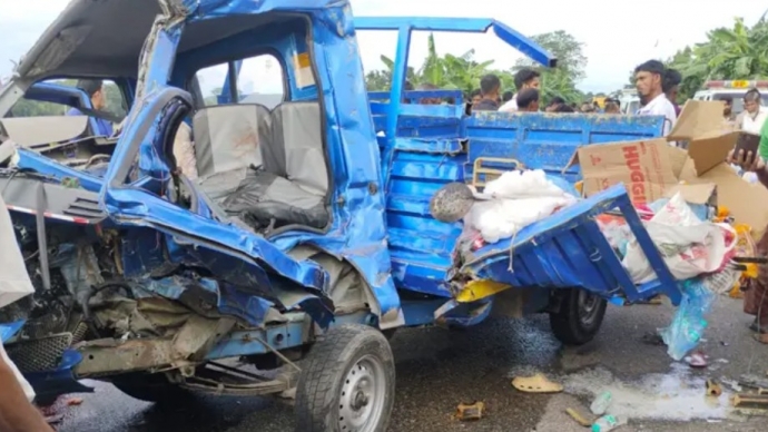 নেত্রকোনায় পিকআপ-ট্রাকের সংঘর্ষ: নারীসহ নিহত ৪